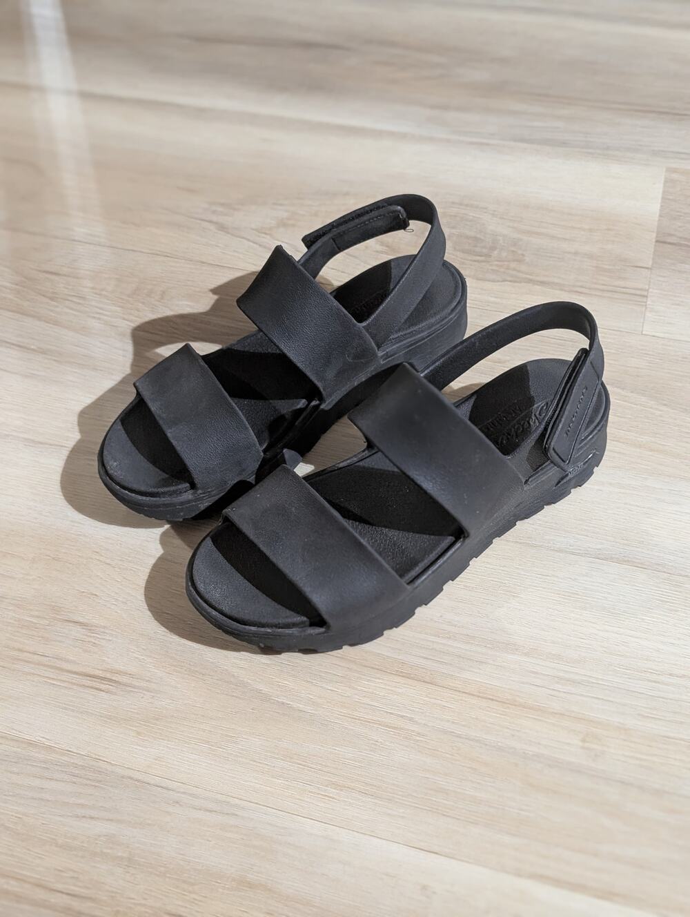 Skechers | Women's Arch Fit Footsteps Foamies Luxe Foam Sandal Black | Size 8